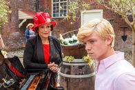 Inspector Barnaby – Matilda Stowe (Claire Bloom) schaut liebevoll zu ihrem musikalisch begabten Enkel Ryan Carnarvon (Tom Rhys Harries).