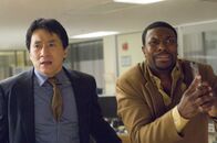 Rush Hour 3 – Nachdem der chinesische Botschafter Han bei einer Rede vor dem internationalen Strafgerichtshof angeschossen wurde, macht sich das unfreiwillige Duo Detective Carter (Chris Tucker, r.) und Inspector Lee (Jackie Chan, l.) nach Paris auf. Dort geraten sie von einem Desaster in das nächste ...