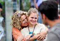 Unterwegs mit Elsa – Elsa (Michaela May, li.) tröstet ihre Enkelin Clara (Alicia von Rittberg), die sich unglücklich in einen Jungen verliebt hat.