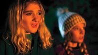 Glow – Kim und Jenny müssen zusehen, wie die Lage außer Kontrolle gerät. (von links nach rechts: Bianca Ghilardi-Hellsten, Anine Bonnevie Nagell-Høyer)