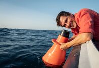 Terra X: Faszination Wasser – Moderator Uli Kunz erkundet den Lebensraum von Fischen und Kraken, Gorgonien, Walen, Haien und unzähligen anderen Organismen.