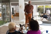 Hacks – Zu Hause wird Marcus (Carl Clemons-Hopkins, M.) von seiner Mutter (Angela Elayne Gibbs, r.) und Miss Loretta (Luenell, l.) überrascht, die sich nicht nur um ihn, sondern auch um seinen Hundewelpen sorgen.