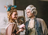 Ein Tag in... – Seinen Traum, Damen zu frisieren kann Léonard Minet (Max Hegewald) nur heimlich verfolgen. Die junge Schauspielerin Lucille (Leva Florence) ist sein Model.