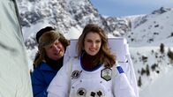 Die Bergretter – Das Forschungsprojekt von Valerie (Adriane Grzadziel) und Tim (Roland Wolf) ist so vielversprechend, dass die NASA ihnen einen Job in den USA angeboten hat.