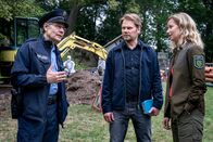 Erzgebirgskrimi – Ortspolizist Rainer Wagner (Thomas Bading, l,) unterrichtet Kommissar Robert Winkler (Kai Scheve, M.) und Försterin Saskia Bergelt (Teresa Weißbach, r. über den Leichenfund an der Burg.