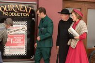 Father Brown – Sid Carter (Alex Price, l.), Father Brown (Mark Williams, M.) und Lady Felicia (Nancy Carroll, r.) kommen am Theater an und finden heraus, dass die Vorstellungen des Stückes abgesagt wurden.