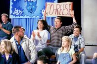 Malcolm mittendrin – Malcolm (Frankie Muniz, re.), Hal (Bryan Cranston, 3.v.re.) und Lois (Jane Kaczmarek, 4.v.re.) feuern Reese beim Kampf an.