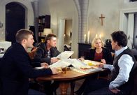 Rote Rosen – ARD ROTE ROSEN FOLGE 1496 Uhr im ERSTEN. Das Familientreffen von Sönke (Bo Hansen, l.), Robin (Niklas Osterloh, 2.v.l.), Claudia (Mignon Remé, 2.v.r.) und Jan (Timothy Peach, r.) endet in einem Eklat.