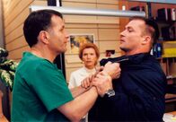 In aller Freundschaft – MDR Fernsehen IN ALLER FREUNDSCHAFT FOLGE 129, "Sarahs Rückkehr" Uhr. Roland Heilmann ist blind vor Wut: Ohne Details zu wissen, verurteilt er den Fahrer (Frank Haberland), der Pia angefahren hat und damit sie und ihr Baby gefährdet hat.