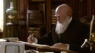 Charles Darwin – Charles Darwin (Manfred Eibisch) im Alter von 67 an seinem Schreibtisch in Down House.