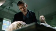 Reykjavik 112 – Wer hat Elísa Kowalska umgebracht? Da es an der Leiche keine Spuren gibt, stehen Huldar (Kolbeinn Arnbjörnsson, l) und Guðný (Elma Lísa Gunnarsdóttir) vor einem Rätsel.