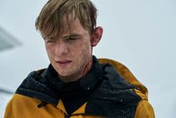 Alex Rider – Der Doppelgänger von Alex Rider (Otto Farrant) verlässt heimlich die Eliteschule "Point Blanc". Er tötet dabei einen Autofahrer.