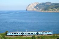 Eisenbahn-Romantik – Regionalzug auf Traumstrecke: die Linie zwischen Gernika und Bermeo.