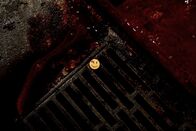 Watchmen - Die Wächter – Der Superheld The Comedian wurde aus dem Fenster seiner Wohnung geworfen. Zurück bleibt nur der blutbefleckte Smiley-Button des Comedian ...