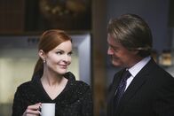 Desperate Housewives – Während Edie durch einen Zeitungsartikel erfährt, was Dave möglicherweise vorhat, glaubt Orson (Kyle MacLachlan, r.), dass Bree (Marcia Cross, l.) ihre Firma verkaufen will ...