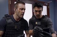 Hawaii Five-0 – Steve McGarrett (Alex O'Loughlin, l.) und Adam Noshimuri (Ian Anthony Dale, r.)