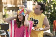 The Goldbergs – Erica Goldberg (Hayley Orrantia, l.); Barry Goldberg (Troy Gentile, r.)