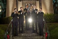 Weihnachten mit Rolando Villazón – Der Chor der Bläser vor der Kapelle in Oberndorf