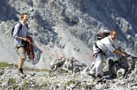 Der Bergdoktor – Hans (Heiko Ruprecht, l.) sichert Peter (Florian Fitz, r.) im steilen und felsigen Gelände.