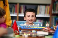 The Middle – Bricks (Atticus Shaffer) neunter Geburtstag steht an, wozu das Geburtstagskind kurzerhand seine gesamte Schulklasse zu sich nach Hause einlädt ...