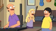 Bob's Burgers – Gene (r.) hat seine erste Freundin. Doch als er die Beziehung zu Courtney (M.) beenden möchte, entdeckt er, dass Courtneys Vater (l.) ihm eventuell bei seiner Musikkarriere helfen könnte ...