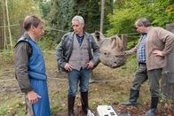 Tierärztin Dr. Mertens – Roman Blum (Ralph Herforth, M.) fordert Cheftierpfleger Conny Weidner (Thorsten Wolf, l.) und Ersatztierarzt Dr. Fischer (Bodo Hölscher, r.) auf mit der Untersuchung des Fußes von Nashornbulle Chipo zu beginnen – ohne Vollnarkose.