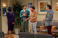 The Big Bang Theory – Als Sheldon an der Universität der sexuellen Belästigung beschuldigt wird, kann er das nicht einsehen und zieht Leonard (Johnny Galecki, r.), Raj (Kunal Nayyar, 2.v.l.) und Howard (Simon Helberg, 2.v.r.) mit in die Sache hinein. Die drei müssen bei Mrs. Davis (Regina King, l.) von der Personalabteilung vorsprechen ...