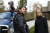 MacGyver – Ramon (Zach McGowan, l.); Gwendolyn Hayes (Jeri Ryan, r.)