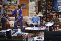 The Big Bang Theory – Wie werden Leonard (Johnny Galecki, r.), Raj (Kunal Nayyar, 2.v.l.) und Sheldon (Jim Parson, 2.v.r.) reagieren, wenn sie erfahren, dass Howard (Simon Helberg, l.) Vater wird?; Wie werden Leonard (Johnny Galecki, r.), Raj (Kunal Nayyar, 2.v.l.) und Sheldon (Jim Parson, 2.v.r.) reagieren, wenn sie erfahren, dass Howard (Simon Helberg, l.) Vater wird?