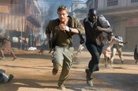 Blood Diamond – Geraten ins Visier der Rebellen: Danny Archer (Leonardo DiCaprio, l.) und Solomon Vandy (Djimon Hounsou, r.) ...