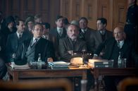 Babylon Berlin – Ein politischer Prozess: Der Anwalt Litten (Trystan Pütter, li.) verteidigt den investigativen Journalisten Katelbach (Karl Markovics, Mitte) und den mutigen Chefredakteur Heymann (Martin Wuttke, re.).