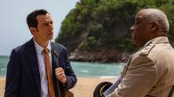 Death in Paradise – Detective Neville Parker (Ralf Little, l.) erfährt vom Polizeichef Selwyn Patterson (Don Warrington, r.) interessante Details über den Strand, die möglicherweise im Zusammenhang mit dem Mordfall stehen.