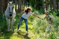 Sturm der Liebe – Ana (Soluna-Delta Kokol, M.) und Apollo fühlen sich instinktiv mit Wilma (Birgit Koch, r.) verbunden.