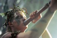 Der Smaragdwald – Beim Volk der „Unsichtbaren“ wurde Tommy (Charley Boorman) zu einem erfahrenen Krieger und Jäger erzogen, der nun Tommé genannt wird.