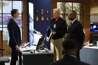 Navy CIS – Nachdem Vice Admiral C. Clifford Chases (Bruce Boxleitner, M.) Laptop von einem Virus befallen wurde, bittet er Timothy McGee (Sean Murray, l.) und Leon Vance (Rocky Carroll, r.) um Hilfe ...