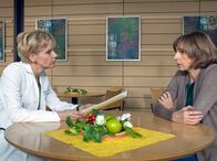 In aller Freundschaft – Renate Johrend (Maria Bachmann, rechts) ist rückfällig geworden und hat wieder geraucht. Dr. Kathrin Globisch (Andrea Kathrin Loewig) versucht ihr zu helfen und gibt ihr mehrere Möglichkeiten vor, um mit dem Rauchen aufzuhören.