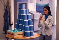 Ruby – Gilda (Sogol Faghani) macht Bilder für den Social-Media-Kanal.