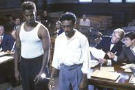 Malcolm X – Der junge Malcolm Little (Denzel Washington, vorne links) hält sich in den vierziger Jahren mit kleinen Gaunereien über Wasser. Als er und sein Freund Shorty (Spike Lee, vorne rechts) bei einem Einbruch geschnappt werden, lautet das Urteil acht bis zehn Jahre Zuchthaus.
