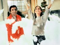 Der Partyschreck – Der Statist Hrundi V. Bakshi (Peter Sellers) und die Schauspielerin Michele Monet (Claudine Longet) amüsieren sich, während die piekfeine Hollywood-Party im Chaos untergeht.