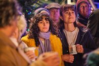 Beyond Paradise – Zoe (Melina Sinadinou, Mitte links) und ihre Mutter Esther Williams (Zahra Ahmadi, Mitte rechts) haben ihre kleinen Zwistigkeiten vergessen und freuen sich aufs Weihnachtsfest.