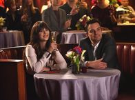 New Girl – Ahnen noch nicht, dass ihr Hochzeitstag im Chaos versinken wird: Jess (Zooey Deschanel, l.) und Nick (Jake Johnson, r.) ...