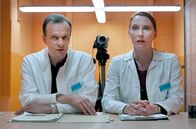 Das Experiment – Professor Dr. Klaus Thon (Edgar Selge) und seine wissenschaftliche Mitarbeiterin Dr. Jutta Grimm (Andrea Sawatzki) führen ein ernstes Gespräch mit einem der "Häftlinge".