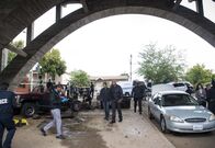 Navy CIS: L.A. – Können Callen (Chris O'Donnell, M.l.) und Hanna (LL Cool J, M.r.) den Goldräubern mit Hilfe von drei ehemaligen Vietnamkriegern auf die Schliche kommen?