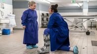 Tatort – Silke Haller (Christine Urspruch, l.) und Vivian Peters (Judith Goldberg) verstehen sich prima.