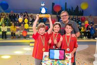 1, 2 oder 3 – So sehen Sieger aus: Das Team aus Fontainbleau/Frankreich reckt den Piet-Flosse-Pokal in die Höhe.