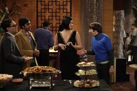 The Big Bang Theory – Howard (Simon Helberg, r.) hat Liebeskummer, weil Leslie Winkle mit ihm Schluss gemacht hat. Um ihn aufzumuntern, fahren Leonard (Johnny Galecki, l.) und Raj (Kunal Nayyar, 2.v.l.) mit ihm nach Las Vegas. Dort treffen sie auf Mikayla (Jodi Lyn O'Keefe, 2.v.r.) ...