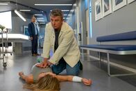 Der Bergdoktor – Unter den Augen ihres Bruders Michi Reichert (Moritz Führmann, l.) bricht Tina Reichert (Xenia Tiling, liegend) zusammen. Gelingt es Dr. Martin Gruber (Hans Sigl, r.) sie zu reanimieren?