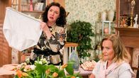The Goldbergs – Essie Karp (Stephanie Courtney, l.); Virginia Kremp (Jennifer Irwin, r.)