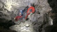 CheXpedition – Stefan zeigt Checker Julian (links), was in einer Höhle alles zu finden ist.