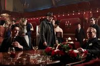 Der junge Inspektor Morse – DI Fred Thursday (Roger Allam, M.) ahnt nichts Gutes als er erfährt, dass Vince Kasper (Nick Court, l.) und sein Vater Vic Kasper (Clive Wood, r.) wieder in Oxford aufgetaucht sind.